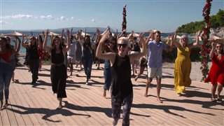 'Mamma Mia! Here We Go Again' Featurette - "Dancing Queen" video